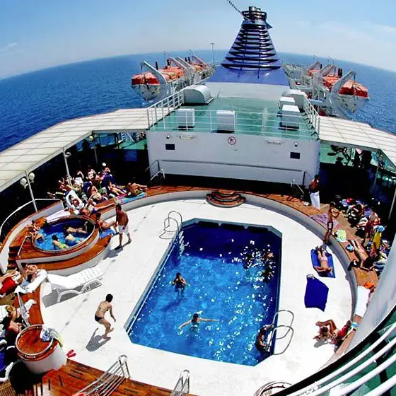 zeus-palace-grimaldi-lines-piscina